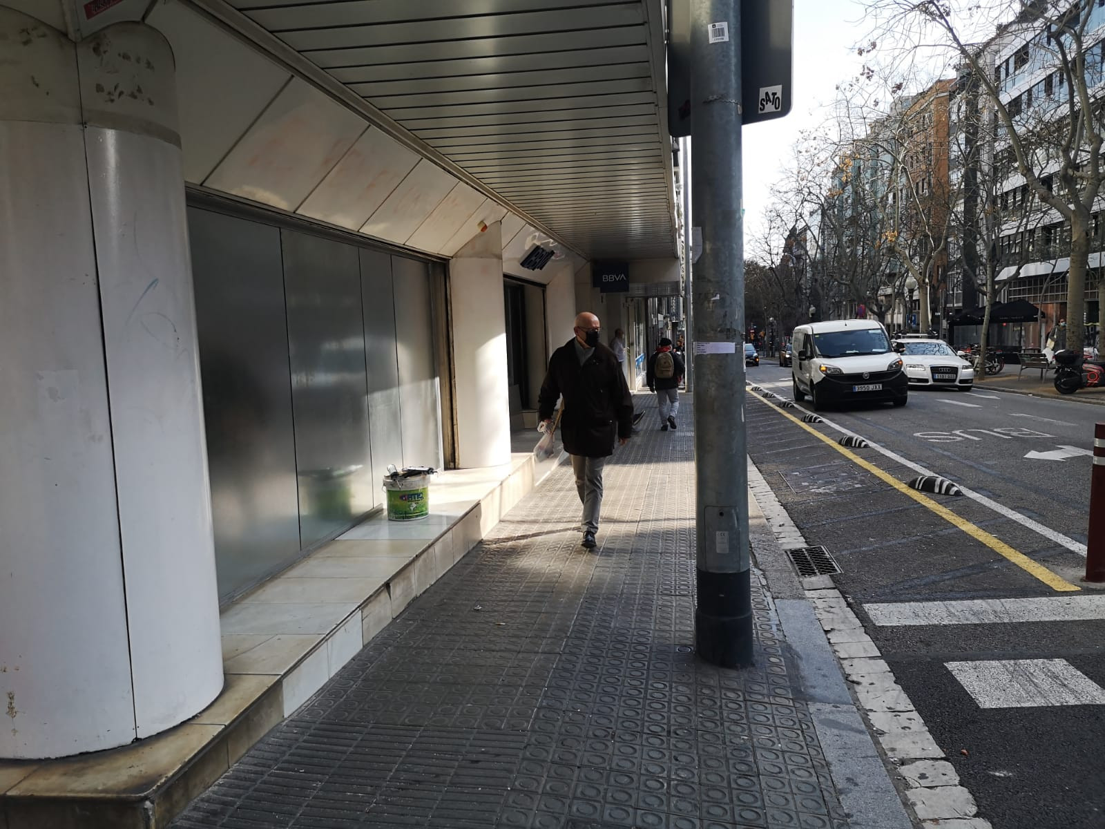 Oficina bancaria en el cruce de Vía Augusta con Travessera de Gràcia / G.A