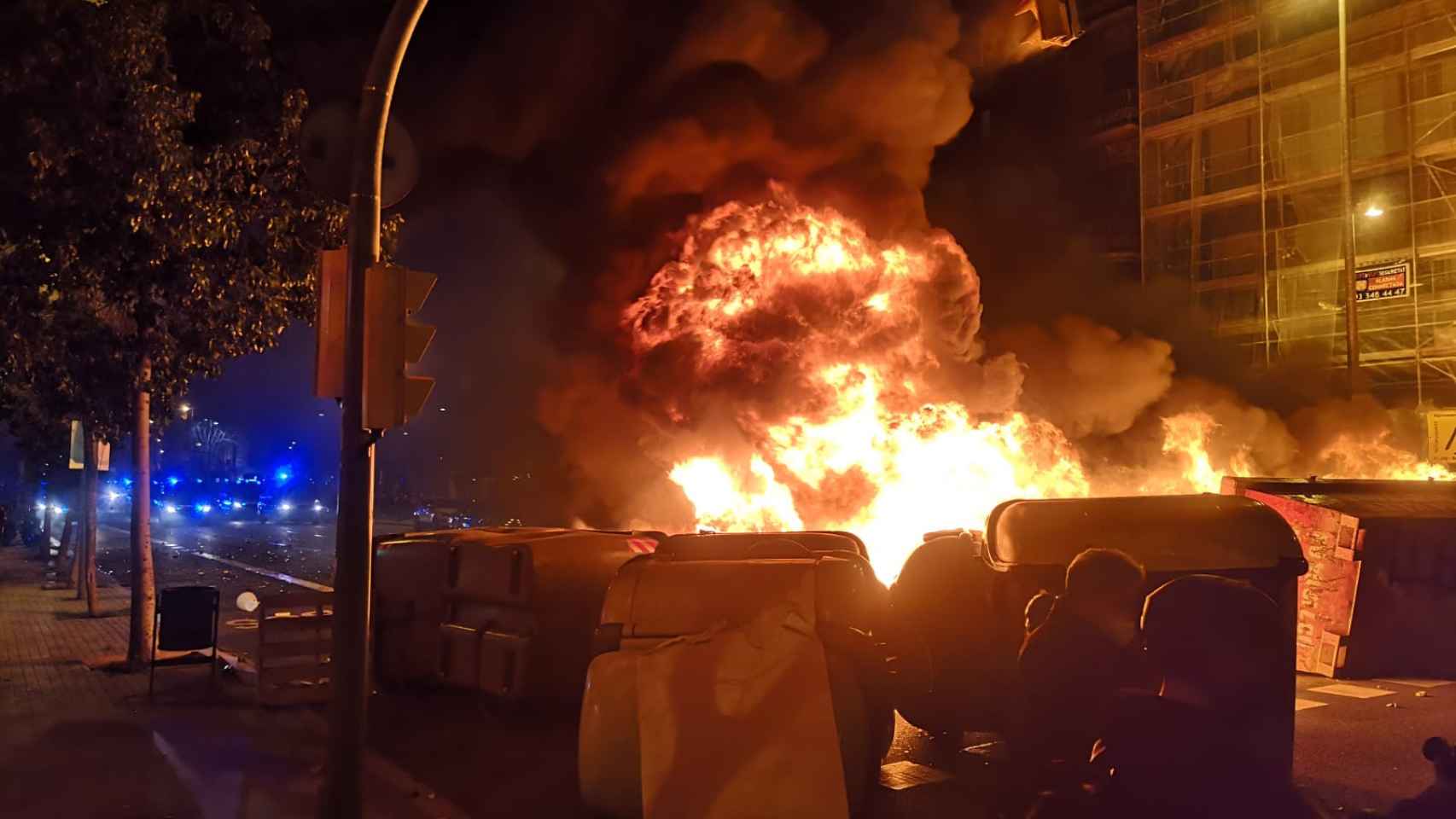 Barricadas en la tercera noche de disturbios en apoyo a Hasel/ GUILLEM ANDRÉS