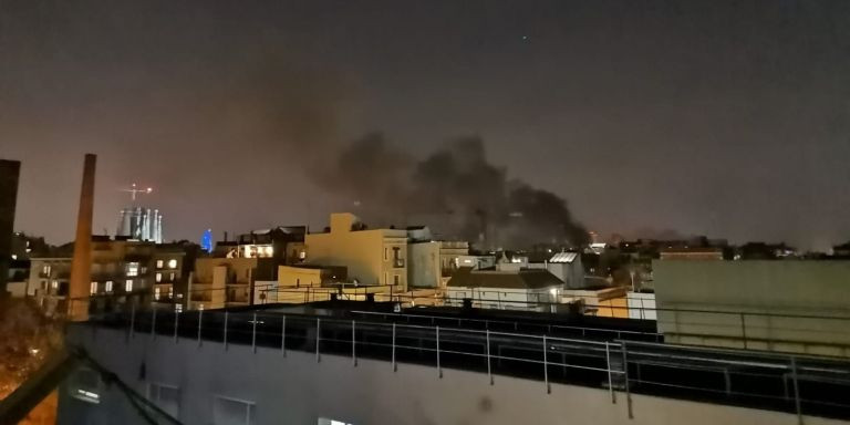 El humo producido por la quema de contenedores durante los disturbios se ha visto desde diversos puntos de la ciudad/ A.E