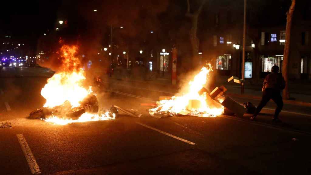 Barricadas incendiadas tras una concentración en apoyo a Pablo Hasél / EFE - Toni Albir