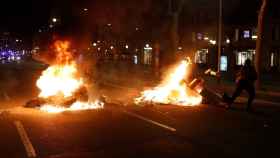 Barricadas incendiadas tras una concentración en apoyo a Pablo Hasél / EFE - Toni Albir