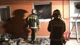 Varios bomberos durante una actuación / ARCHIVO