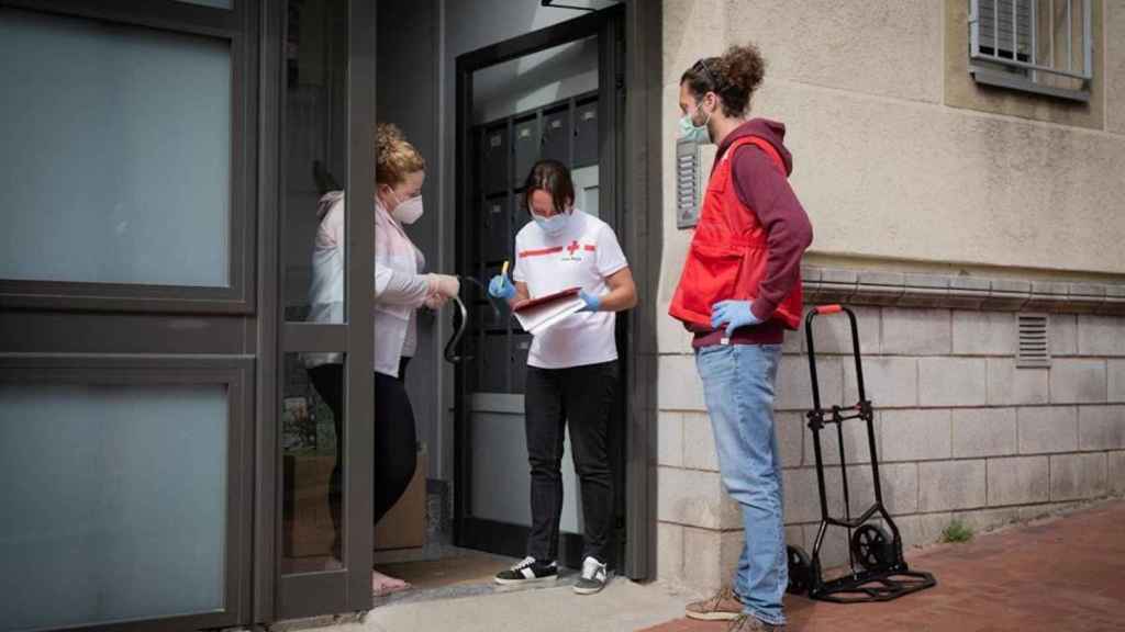 Voluntarios de Cruz Roja reparten alimentos y productos durante el confinamiento en Barcelona / EUROPA PRESS