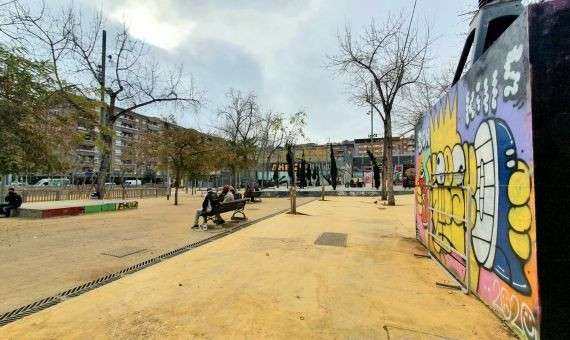 Cuadro de conexiones del parque de Les Tres Xemeneies del Poble-sec que abren los incívicos / V.M.