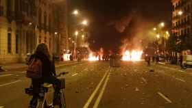 Barricada en el centro de Barcelona durante la cuarta noche de disturbios por Hasél / GUILLEM ANDRÉS