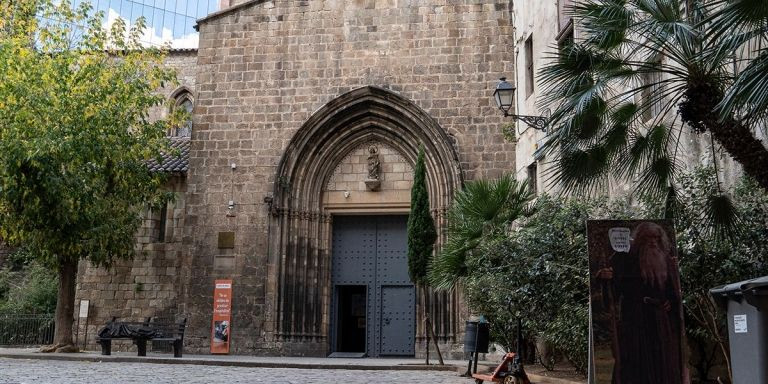 Iglesia románica de la calle Santa Anna / PABLO MIRANZO