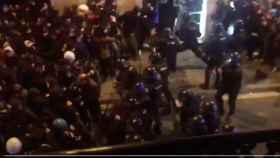 Imagen de los Mossos d'Esquadra cargando contra manifestantes en Gran de Gràcia