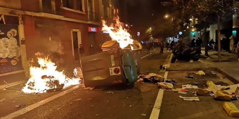 Barricada con fuego en la calle de Gran de Gràcia / G.A