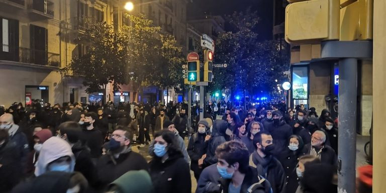 La columna de manifestantes sube por Gran de Gràcia / G.A