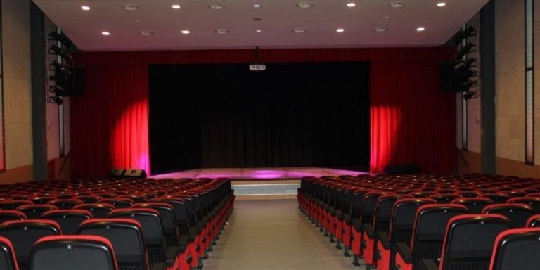 El teatro del colegio, con capacidad par 400 personas / THE BRITISH SCHOOL OF BARCELONA