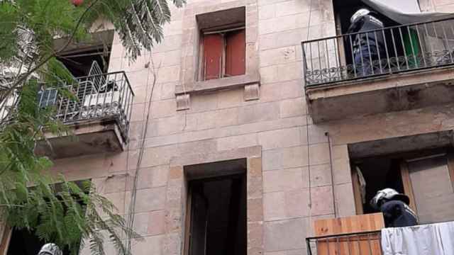 Agentes de la UREP de la Guardia Urbana supervisan varios balcones del edificio del Raval / CEDIDA