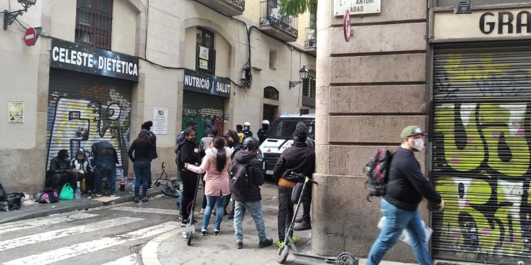 En la izquierda de la calle, sentados, algunos de los inquilinos / CEDIDA