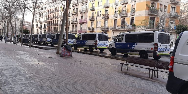 Furgonetas de la UREP en el Raval este martes / CEDIDA