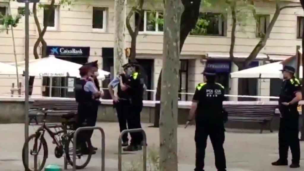 Agentes de los Mossos y de la Guardia Urbana, en la plaza de Artós, donde se ha convocado una protesta contra las manifestaciones por Hasél / @MONLEON_P