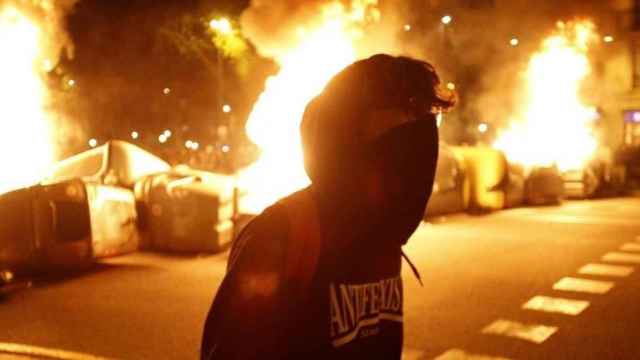 Contenedores en llamas en una calle de Barcelona / EFE