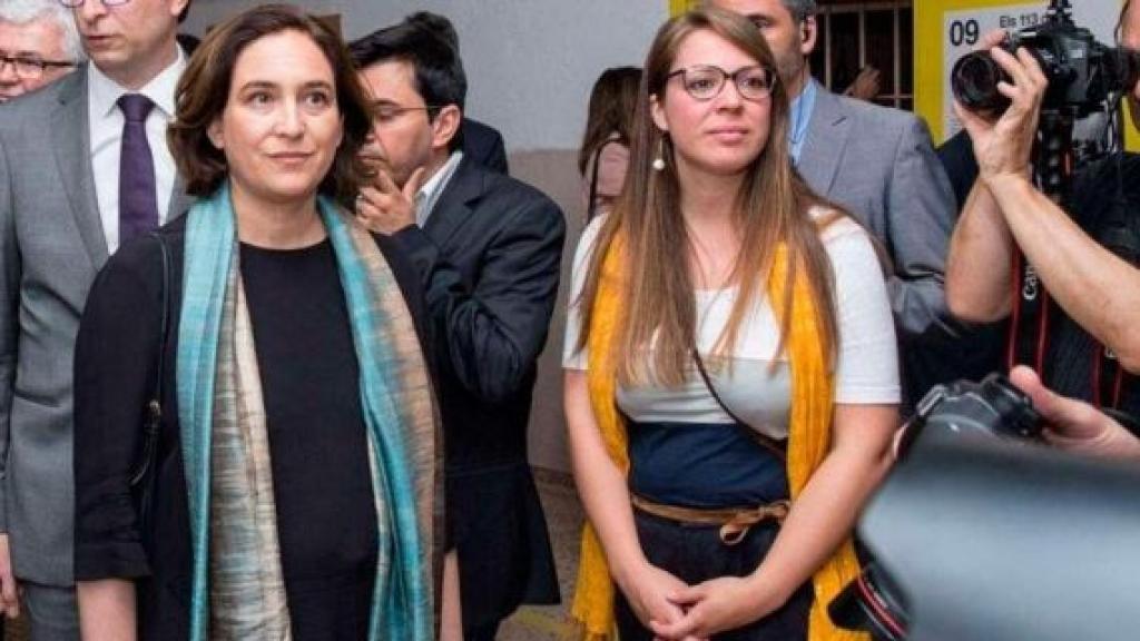 Ada Colau y Janet Sanz, en un acto