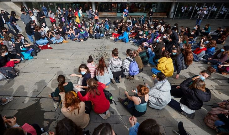 Alumnos, exalumnos y profesionales de las artes escénicas se manifiestan ante el Institut del Teatre de Barcelona / EFE - Alejandro García