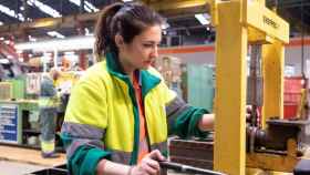 Una mujer trabajando en Ferrocarrils de la Generalitat de Catalunya / FGC