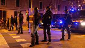 Los manifestantes levantan barricadas y lanzan botellas contra la línea policial / EFE