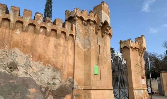 Fachada de la muralla del palacete del Laberint d'Horta, que se cae a trozos / V.M.