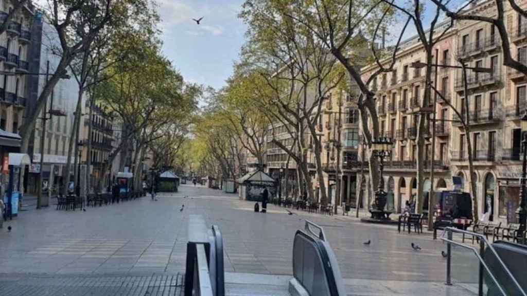 La Rambla vacía, el pasado abril, durante la primera ola del coronavirus / MA - GUILLEM ANDRÉS