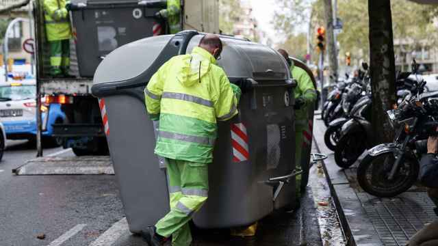 Operarios colocan un contenedor de la basura en Barcelona / AYUNTAMIENTO DE BARCELONA