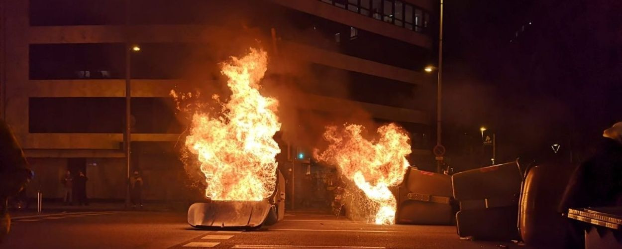 Contenedores ardiendo en Barcelona en los disturbios contra el encarcelamiento de Pablo Hasél / G.A.