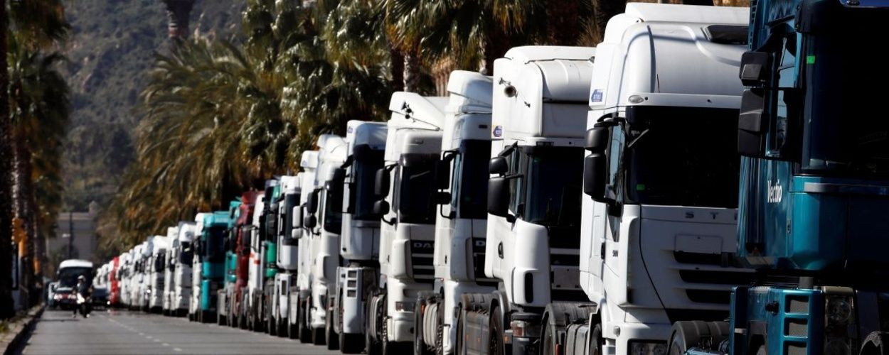 Marcha de transportistas por Barcelona, que protestan por la ZBE / EFE