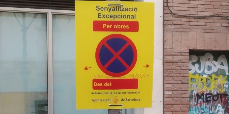 Señal de prohibido aparcar por obras en Dos de Maig, este miércoles, desde el 1 de febrero al 19 de marzo / MA - JS