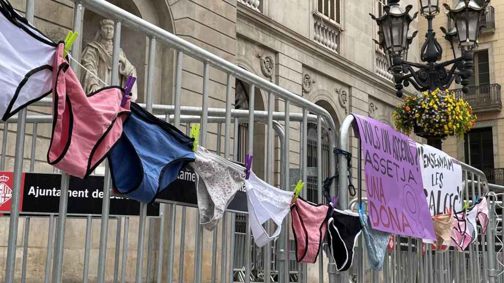 Manifestantes cuelgan bragas delante del Ayuntamiento / DAVID GORMAN