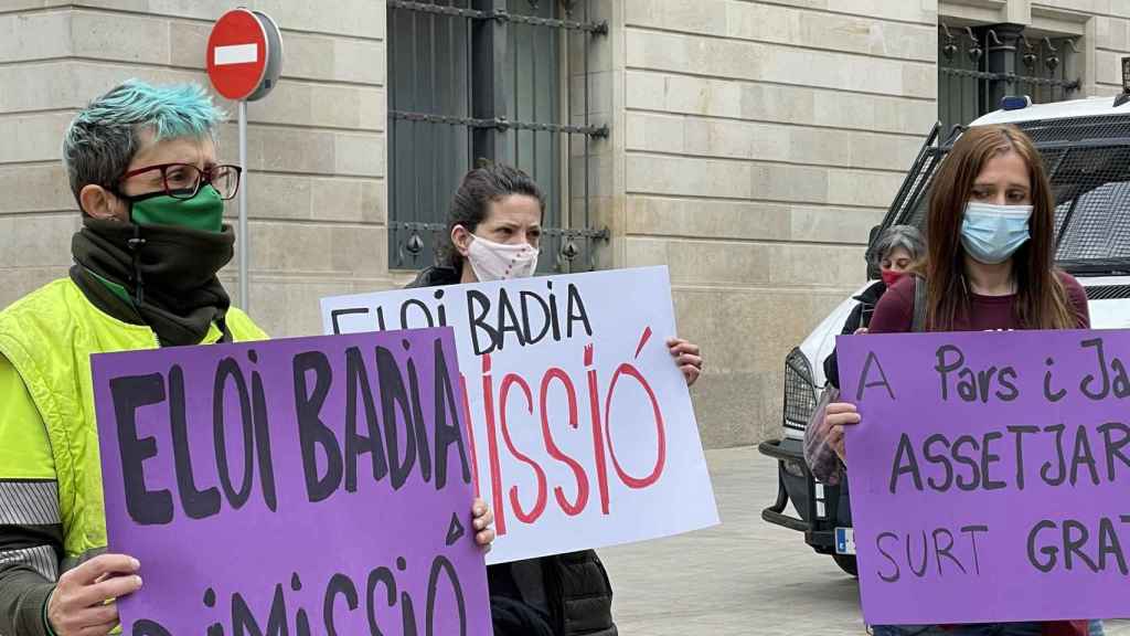 Protesta en el Ayuntamiento contra Eloi Badia por los acosos en Parcs i Jardins / DAVID GORMAN