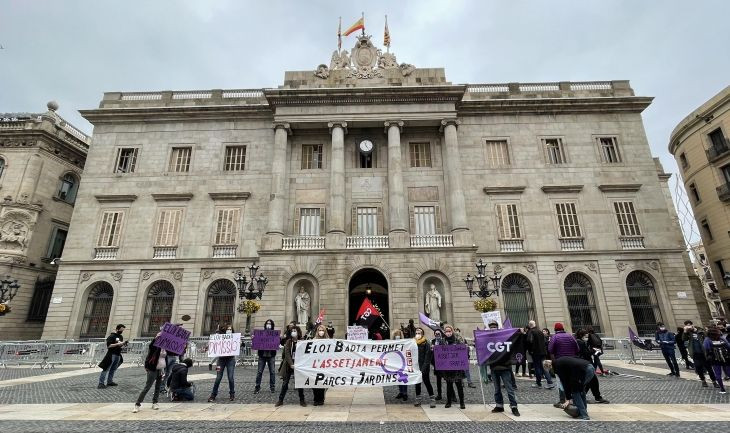 Manifestación frente al Ayuntamiento por el acoso en Parcs i Jardins / DAVID GORMAN