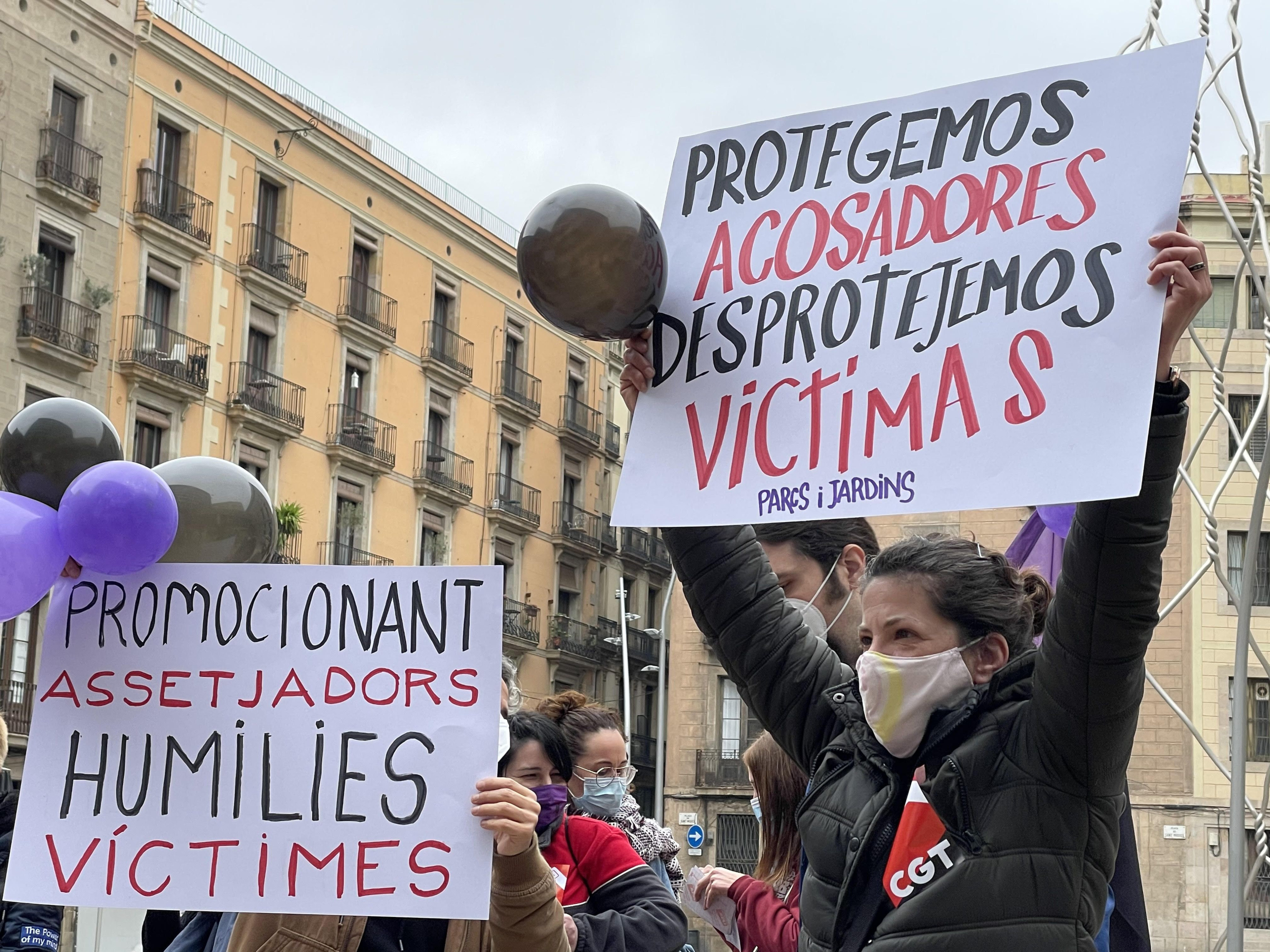 Protesta en el Ayuntamiento contra Eloi Badia por los acosos en Parcs i Jardins / DAVID GORMAN