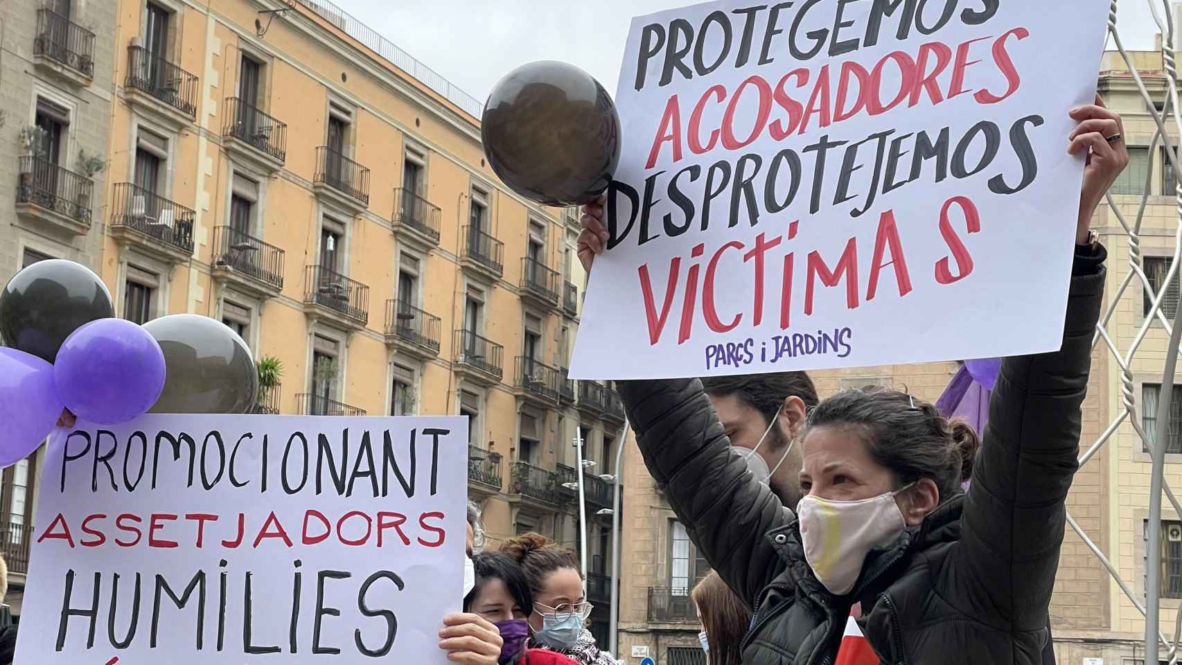 Protesta en el Ayuntamiento contra Eloi Badia por los acosos en Parcs i Jardins / DAVID GORMAN