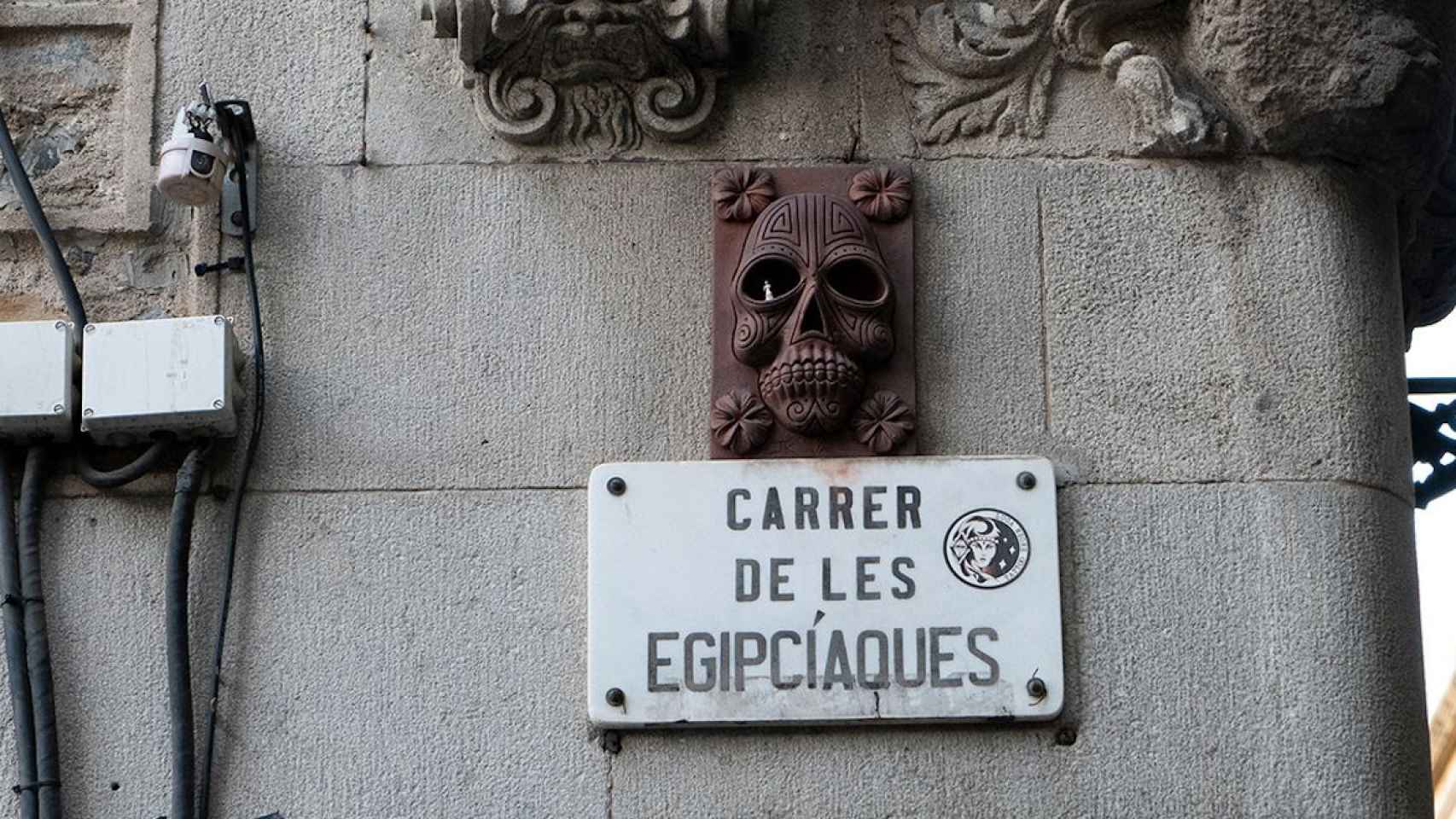 Detalle de la placa de la calle Egipcíaques / PABLO MIRANZO