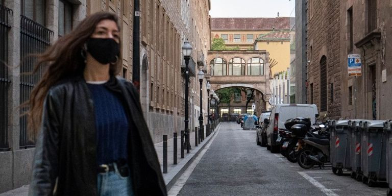 Una mujer camina por la calle Egipcíaques / PABLO MIRANZO