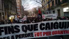 Manifestantes en las inmediaciones de plaza Universitat / GUILLEM ANDRÉS