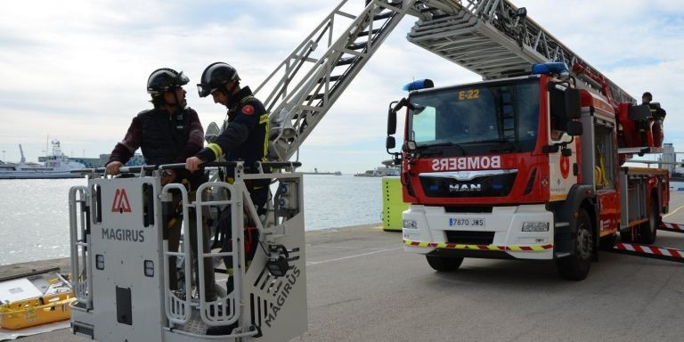 Una grúa de los bomberos de Barcelona / TWITTER BOMBERS BCN