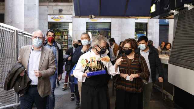 Christian Escribà, en primer término con el pastel en la Boqueria / INTERMEDIA