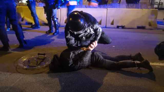 Detención en la calle Còrsega / GUILLEM ANDRÉS