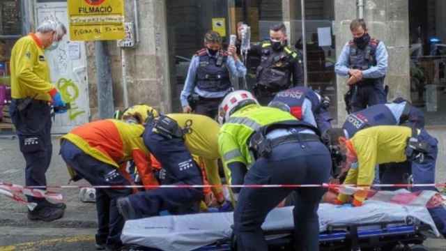 Mossos y personal sanitario atienden al apuñalado este viernes en Barcelona / INSTAGRAM