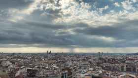 Panorámica de Barcelona amaneciendo con nubes