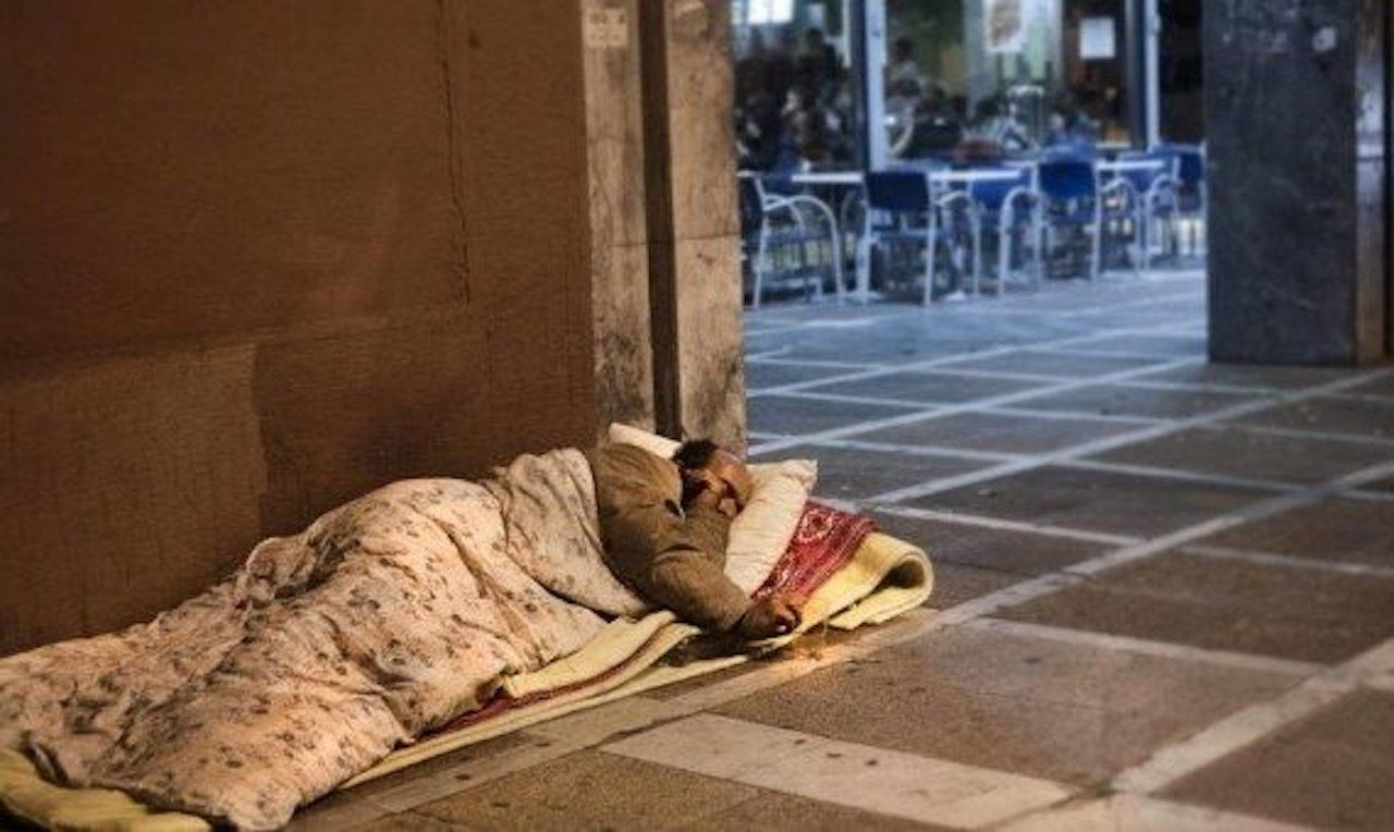 Una persona sintecho en Barcelona / EFE