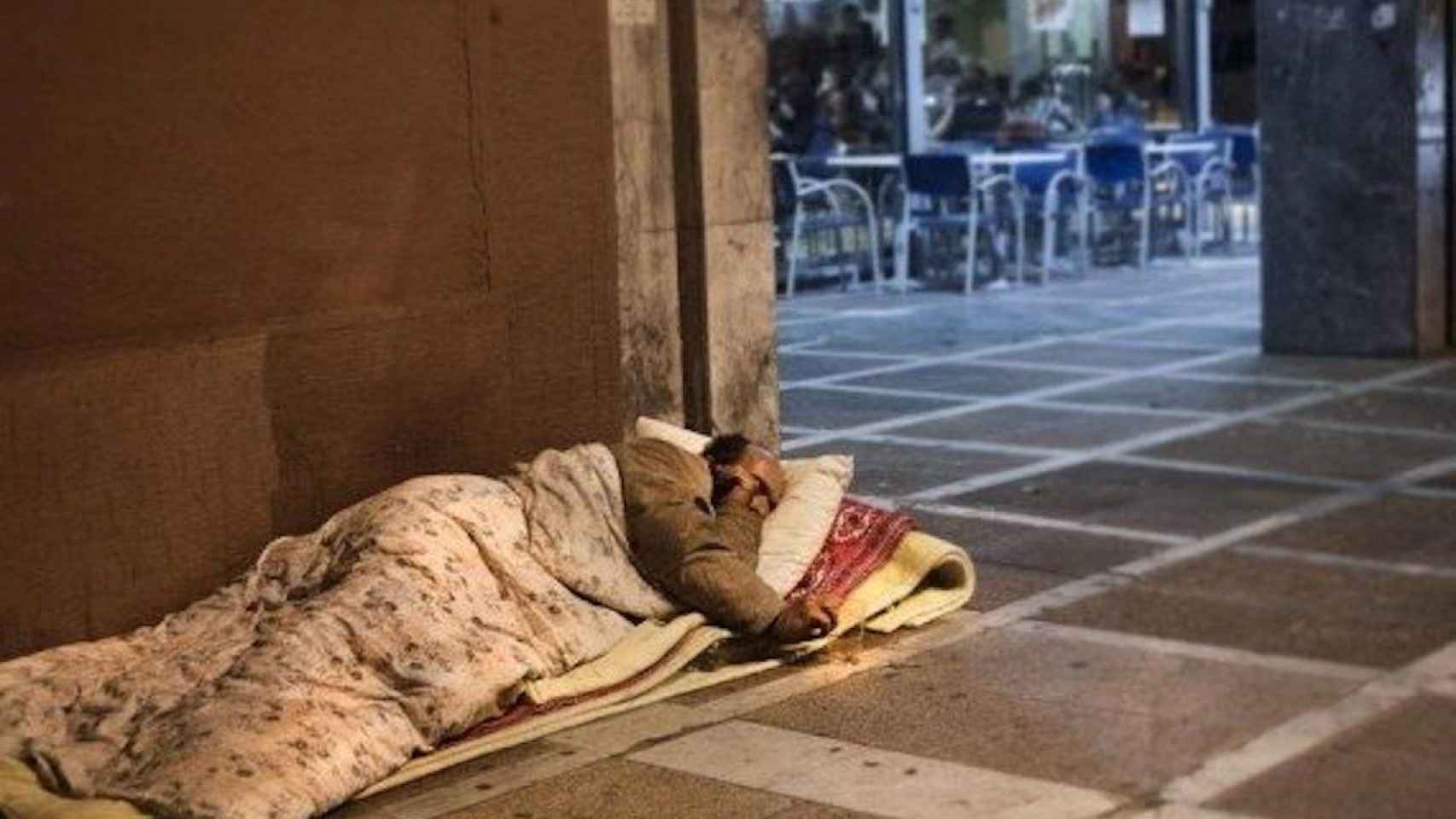 Una persona sintecho en Barcelona, un colectivo para el que se abrieron los albergues en la pandemia / EFE