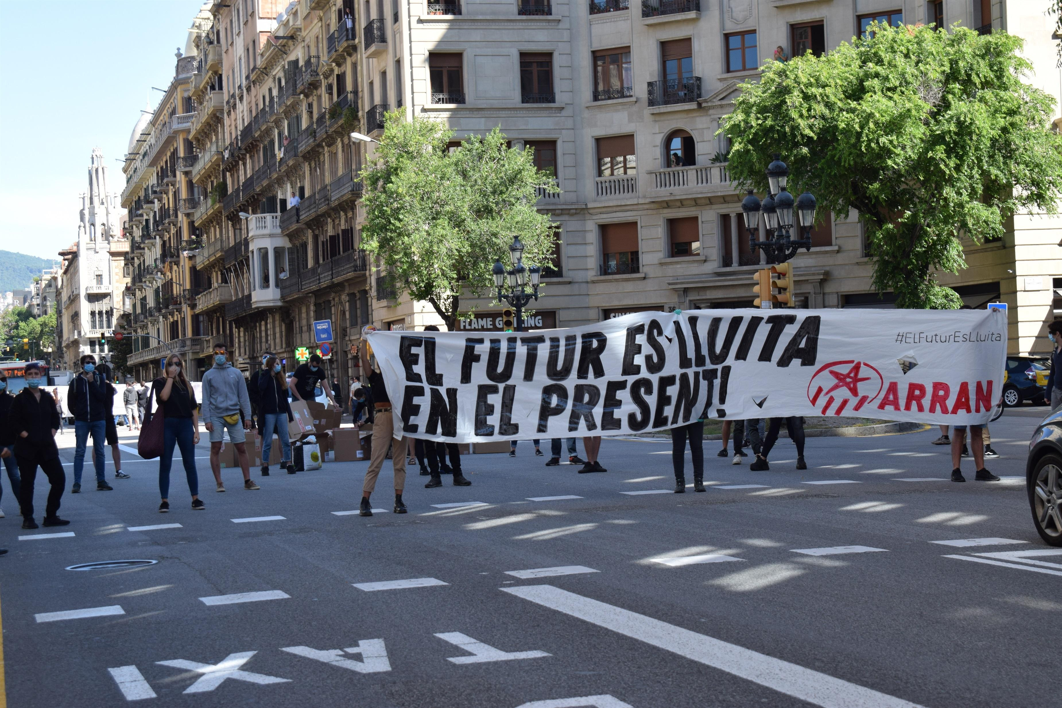 Jóvenes de Arran cortan la Via Laietana de Barcelona / EP