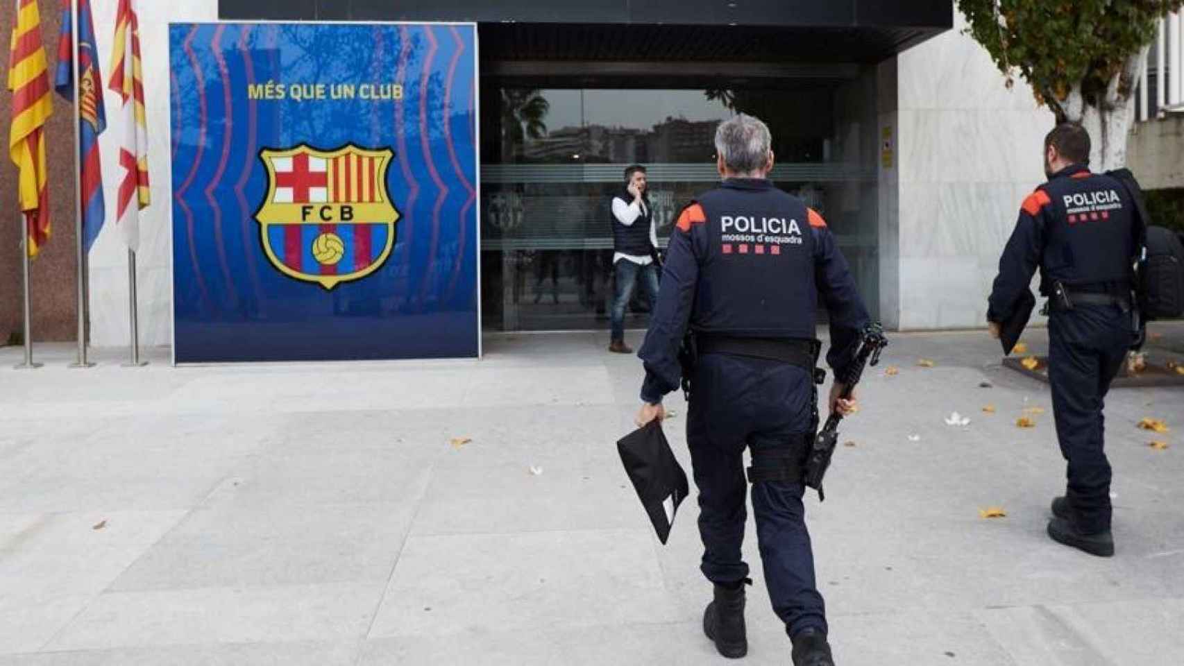 Imagen de archivo de los Mossos entrando en el Camp Nou / EFE