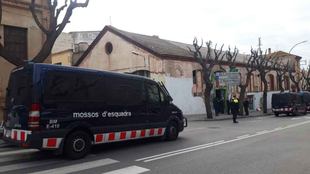 Vehículos de Mossos junto a las casas okupas / MATARÓ NOTÍCIES