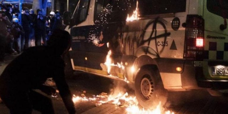 Un radical junto a la furgoneta incendiada en la Rambla / PABLO MIRANZO 