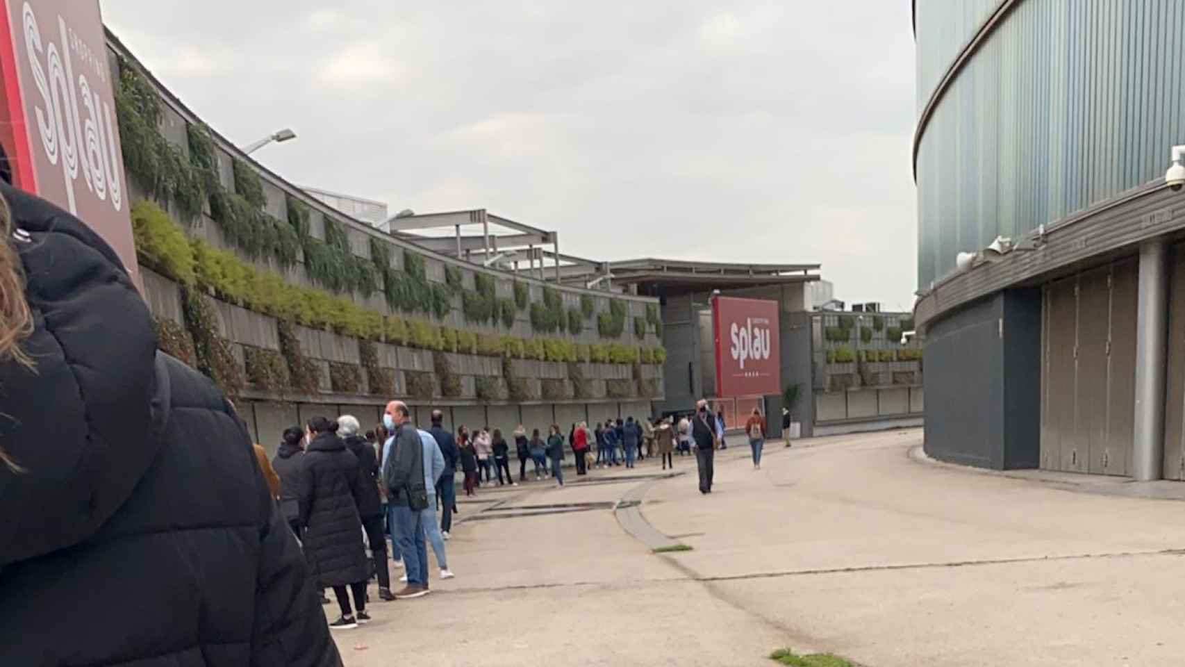 Largas colas en la reapertura de Primark en Barcelona desde las 9:00 horas de la mañana de este lunes / M.A.