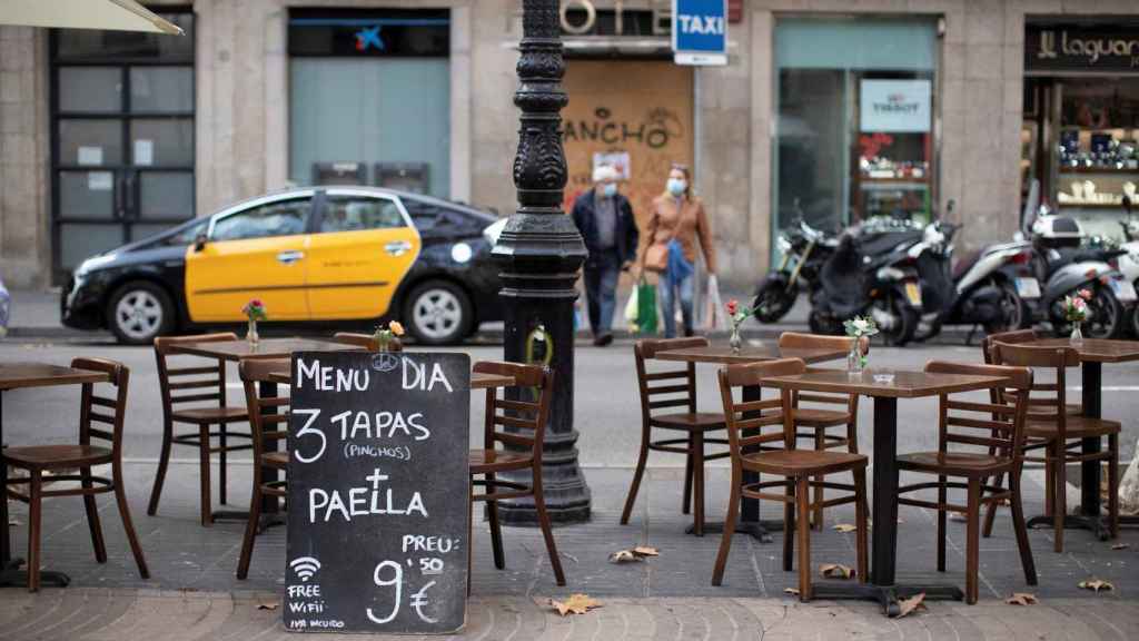 Una terraza totalmente vacía en el centro de Barcelona / EFE